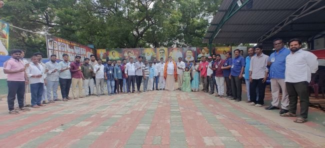 వైసీపీ నాయకులకు ఐడీ కార్డుల పంపిణీ