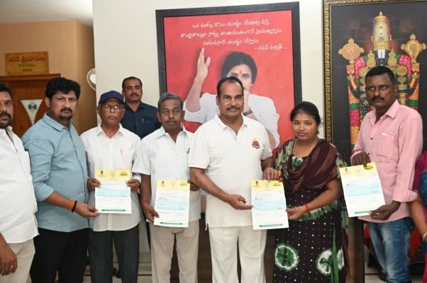 సీఎం ఆర్ ఎఫ్ చెక్కుల పంపిణి