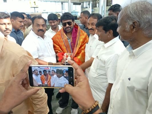 చిరంజీవిని కలిసిన ఎమ్మెల్యేలు బండారు బత్తుల
