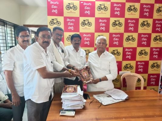 శరన్నవరాత్రి మహోత్సవాలకు ఎమ్మెల్యేకు ఆహ్వానం