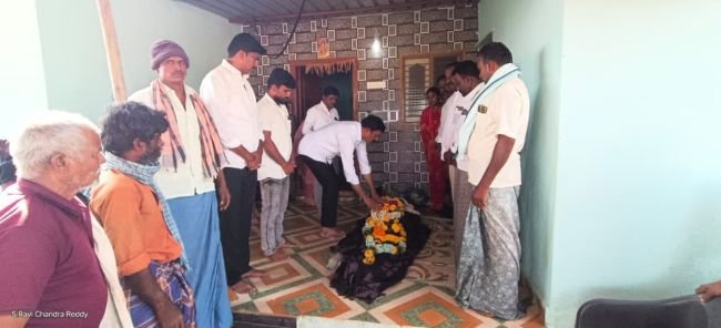 వైసీపీ నాయకుడు గొల్ల బసవరాజుకు ఉమామహేశ్వర నాయుడు నివాళులు  దహన సంస్కారాల ఖర్చుల కోసం రూ.5 వేల ఆర్థిక సాయం