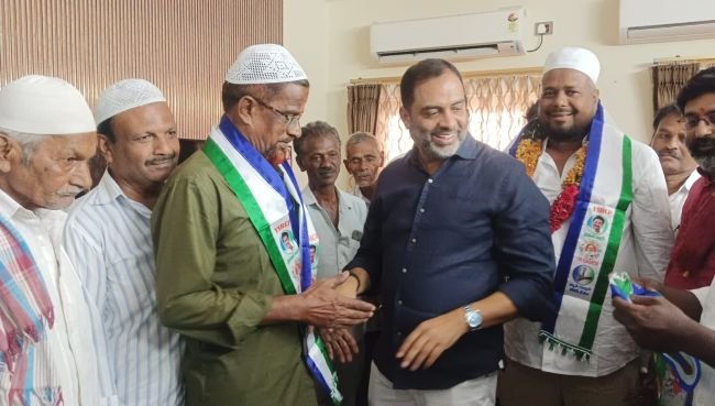 కదిరిలో వైసీపీలో చేరిన టీడీపీ నాయకుడు బిస్కెట్ బాబా  కండువా కప్పి పార్టీలోకి ఆహ్వానించిన వైసీపీ సమన్వయకర్త బి.ఎస్. మక్బూల్