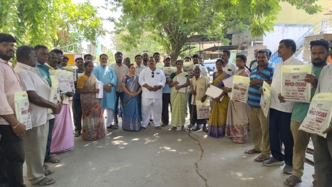 దసరా సందర్భంగా మున్సిపల్ కార్మికులకు వస్త్రాల పంపిణీ