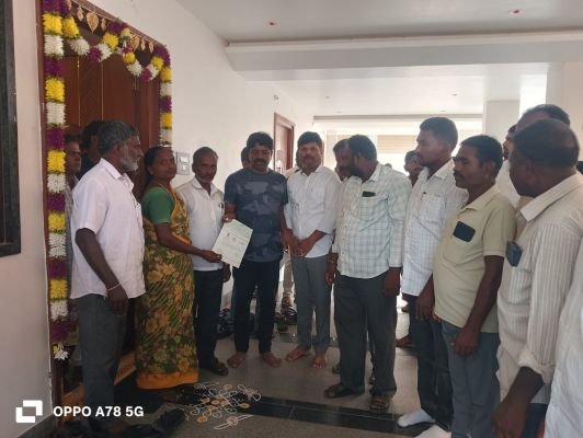 సీఎంఆర్‌ఎఫ్‌ చెక్కును అందజేసిన ప్రభుత్వ విప్, ఎమ్మెల్యే వేముల వీరేశం