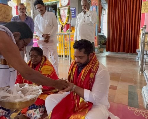 స్వామివారికి నూతన పట్టువస్తాలు సమర్పించిన మిథున్