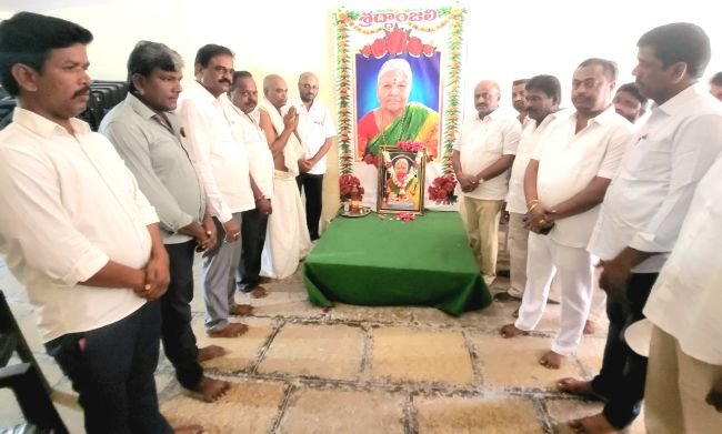 నివాళులు అర్పించిన మాజీ ఎమ్మెల్యే చల్లా ధర్మారెడ్డి