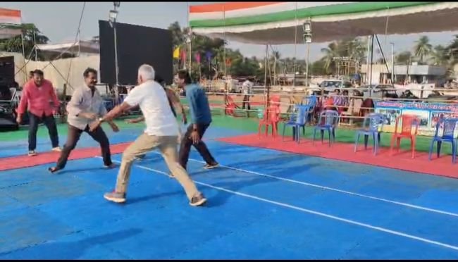 కబడ్డీ ఆడిన కాంగ్రెస్ మండల నాయకులు