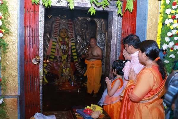 శ్రీ భద్రకాళి అమ్మవారిని దర్శించుకుని ప్రత్యేక పూజలు నిర్వహించిన జిల్లా కలెక్టర్ డాక్టర్ సత్య శారద