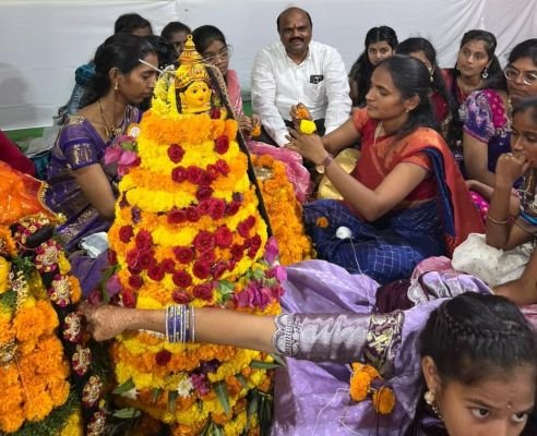 శ్రీ సాయి కాలేజీలో ముందస్తు బతుకమ్మ వేడుకలు -- తెలంగాణ సంస్కృతి, సంప్రదాయాలను ప్రతిబింబించిన విద్యార్థినులు