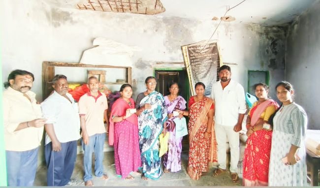 స్మార్ట్ రేషన్ కార్డుల పంపిణీ కార్యక్రమంలో పాల్గొన్న 12వ వార్డు కౌన్సిలర్ ఆకుల లావణ్య శ్రీధర్