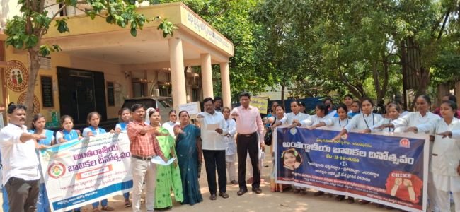 బాలిక విద్య, ఆరోగ్యం మహిళా ప్రగతికి రెండు కళ్ళు  అంతర్జాతీయ బాలికా దినోత్సవ ర్యాలీలో డీఎంహెచ్‌ఓ డాక్టర్ కట్టా వెంకటేశ్వర్లు