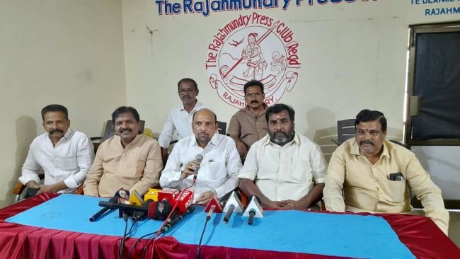 బీసీలకు వెన్నుపోటు పొడిచింది గొడ్డలి పార్టీయే