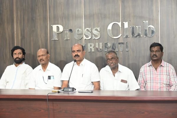 కర్ణాటక ఛౌల్ట్రీని టీటీడీ స్వాధీనం చేసుకోవాలి -6.47 ఎకరాల స్థలంలో వ్యాపార ధోరణితో భక్తుల దోపిడీని అరికట్టాలని  -గదులకు అధిక అద్దెలు, కల్యాణ మండపానికి రూ.5 లక్షల వసూలు : టీటీపీసీ కన్వీనర్ గిరిధర్ కుమార్ ఆగ్రహం