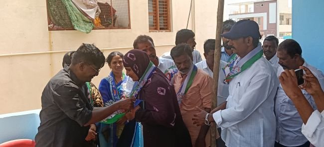కళ్యాణదుర్గంలో వైసీపీలోకి చేరికలు  మాజీ ఎంపీ తలారి రంగయ్య సమక్షంలో వైసీపీలో చేరిన టీడీపీ నేత రోషన్