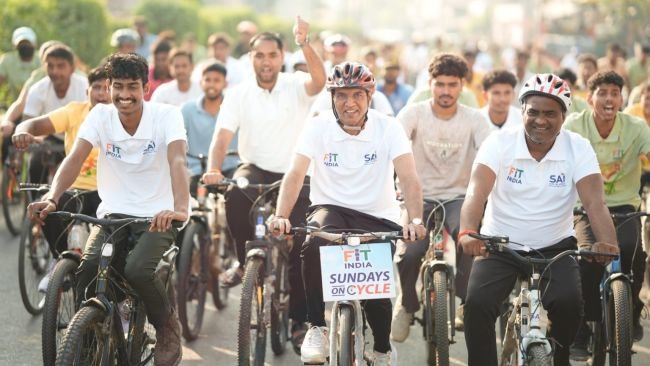 ఐదున్నర కిలోమీటర్లు సైకిల్ తొక్కి యువతకు దిశా నిర్దేశం చేసిన కేంద్ర మంత్రి 