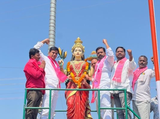 జిల్లా ఆవిర్భావ దశాబ్ది..  - కేసీఆర్, కేటీఆర్ చిత్రపటాలకు పాలాభిషేకం