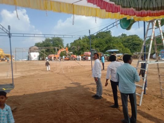 శ్రీ వెంకటేశ్వర స్వామి ఆలయ నిర్మాణ శంకుస్థాపన పనులను పర్యవేక్షిస్తున్న రాష్ట్ర నాయకులు తుమ్మల యుగంధర్