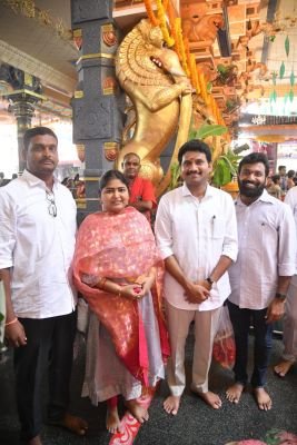 శ్రీ రాజరాజేశ్వరి అమ్మవారిని దర్శించుకున్న జొన్నలగడ్డ పద్మావతి, ఆలూరు సాంబశివారెడ్డి