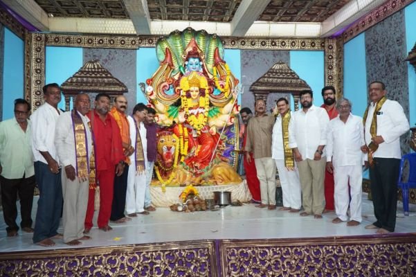 నవరాత్రి ఉత్సవాల్లో పాల్గొన్న  రాజా