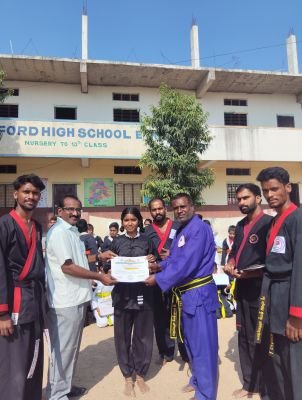 కుంగ్ ఫూ విద్యార్థులకు బెల్ట్ గ్రేడింగ్ పరీక్షలు.