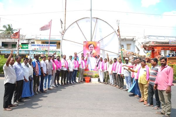 కడ్తాల్ మండలానికి పదేళ్లు.. కేసీఆర్ చిత్రపటానికి పాలాభిషేకం
