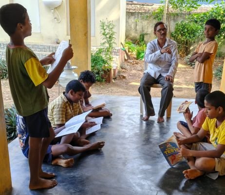 విద్యార్థులకు క్విజ్ పోటీలు నిర్వహించిన గ్రంథాలయ అధికారి: