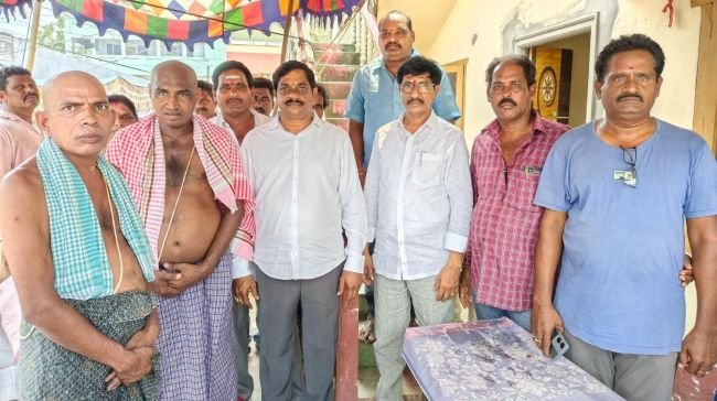 మాజీ సర్పంచ్ మునుకోలుకు శ్రీనివాసరాజు పరామర్శ 