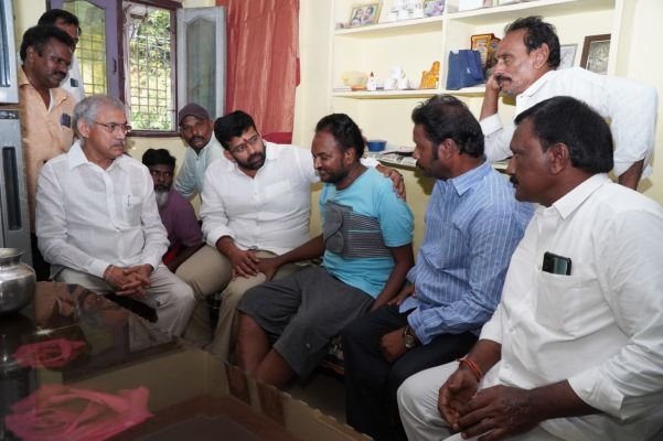 అనారోగ్యంతో ఉన్న జర్నలిస్టు ఆర్‌కేకు జక్కంపూడి రాజా, వేణుగోపాలకృష్ణ పరామర్శ