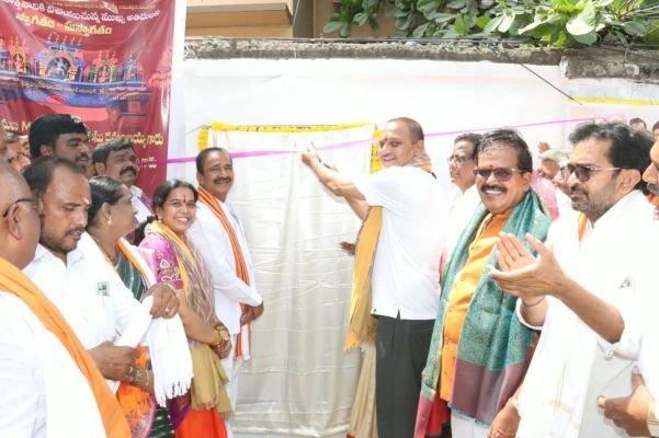 మార్కండేయ ఆలయ కమాన్ ప్రారంభోత్సవంలో ఎంపీ ఈటల రాజేందర్‌తో కలిసి పాల్గొన్న ఉప్పల్ ఎమ్మెల్యే బండారి