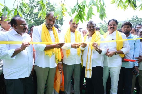 పలు అభివృద్ధి కార్యక్రమాలను ప్రారంభించిన మంత్రులు 