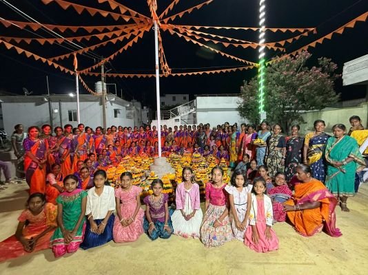 గుమ్మడవెల్లిలో ఘనంగా ఎంగిలిపువ్వు బతుకమ్మ వేడుకలు 
