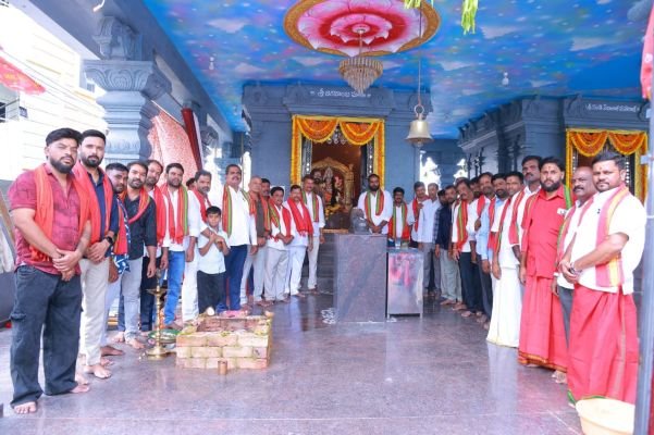 అన్నోజిగూడలో భక్తిశ్రద్ధలతో దుర్గమ్మ నవరాత్రి ఉత్సవాలు ప్రారంభం.. బంగారు పూస్తెలు సమర్పించిన ఆలయ కమిటీ చైర్మన్‌ గుగులోత్‌ గోవింద్‌ నాయక్‌