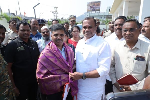 కలెక్టర్ ను సన్మానించిన మంత్రి కోమటిరెడ్డి...