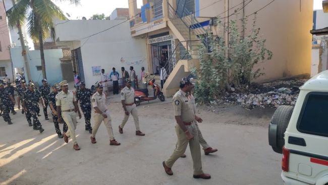 కళ్యాణదుర్గంలో పోలీసుల కార్డన్‌ అండ్‌ సెర్చ్‌  వాహనాల రికార్డుల తనిఖీ.. నిబంధనలు ఉల్లంఘించిన వారికి చలానాలు