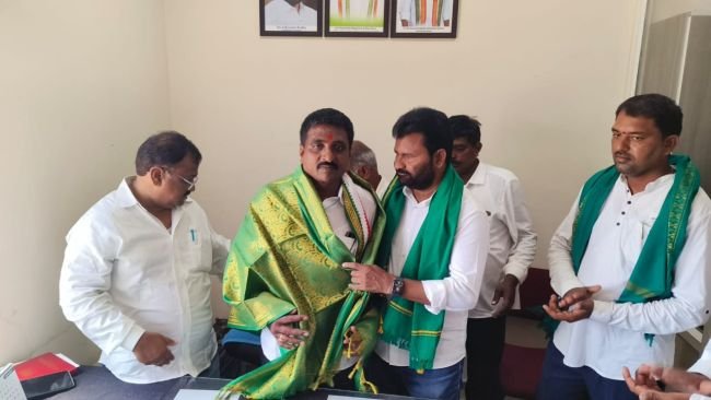పొరండ్ల పీఏసీఎస్ నూతన చైర్మన్ కి శుభాకాంక్షలు తెలిపిన ఆకుల నరసన్న పటేల్