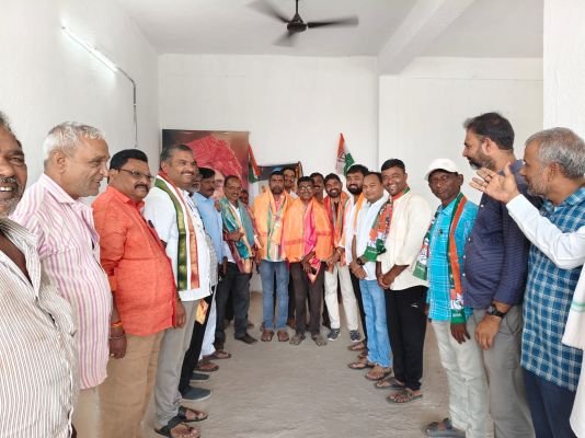 బోథ్‌ ప్రెస్‌ క్లబ్‌ నూతన కార్యవర్గానికి కాంగ్రెస్‌ నాయకుల సన్మానం