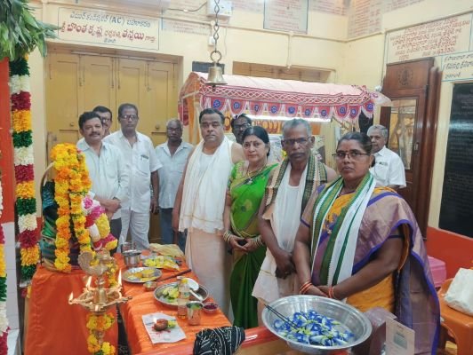 భక్తి శ్రద్ధలతో ప్రారంభమైన సాయినాధుని ఆరాధనోత్సవాలు