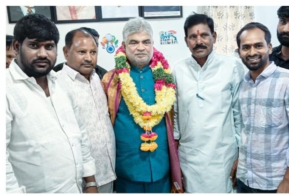 స్పీకర్ గడ్డం ప్రసాద్‌ కుమార్ ను కలిసిన మాజీ జడ్పిటిసి పట్లోళ్ల రాములు