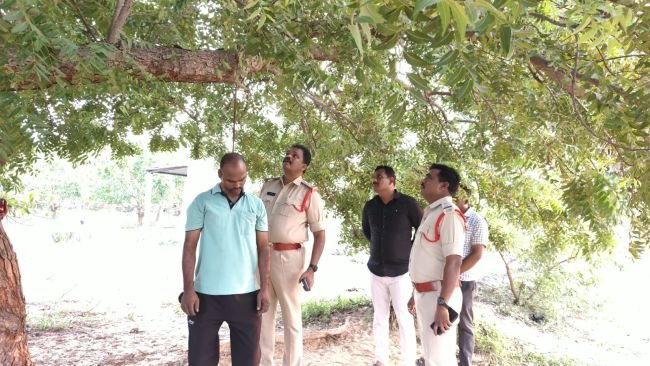 రామన్నపేటలో ఏఆర్‌ కానిస్టేబుల్‌ మృతి  చెట్టుకు ఉరివేసుకుని బలవన్మరణం