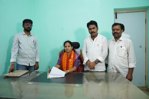 మార్కెట్ యార్డ్ చైర్మన్ గా బాధ్యతలు చేపట్టిన మైలేరి సురేఖ
