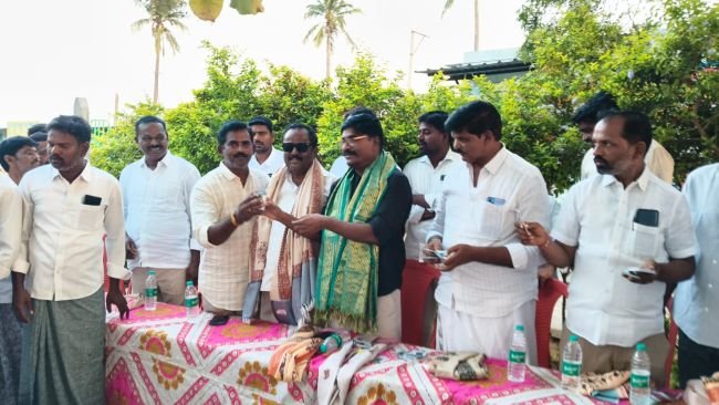 స్థానిక ఎన్నికల్లో వైసీపీ జెండా ఎగరాలి  నూతిమడుగులో పార్టీ ఐడీ కార్డుల పంపిణీ.. శ్రేణులకు తలారి రంగయ్య దిశానిర్దేశం