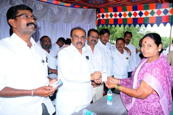 కూటమి పాలనలో ప్రజల అస్తులకు రక్షణ కరువు  – రెండున్నరేళ్లుగా అనంతపురంలో దౌర్జన్యాలు  – స్థానిక ఎన్నికల్లో డబ్బులు వెదజల్లి గెలవాలని ప్రయత్నాలు  – కార్పొరేషన్‌ ఎన్నికల్లో కూటమి నేతలకు ప్రజలు బుద్ధి చెప్పాలి  – వైసీపీ జిల్లా అధ్యక్షులు అనంత వెంకటరామిరెడ్డి
