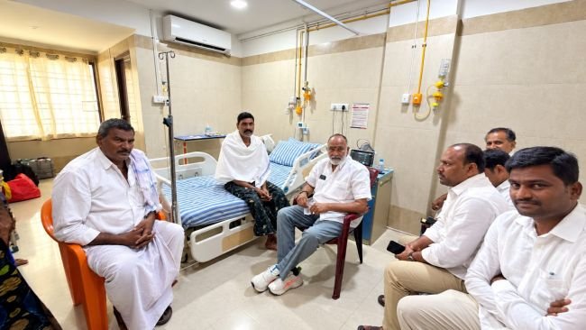 అనారోగ్యంతో బాధపడుతున్న కామసాని శేషిరెడ్డి పరామర్శ