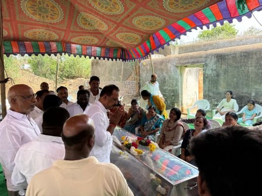 మాజీ సర్పంచ్ ఆంజనేయులు గౌడ్ భౌతిక కాయానికి నివాళులర్పించిన బొక్క నరసింహారెడ్డి 