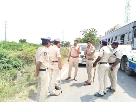 ఏలూరు గ్రామం వద్ద పోలీసుల ముమ్మర తనిఖీలు