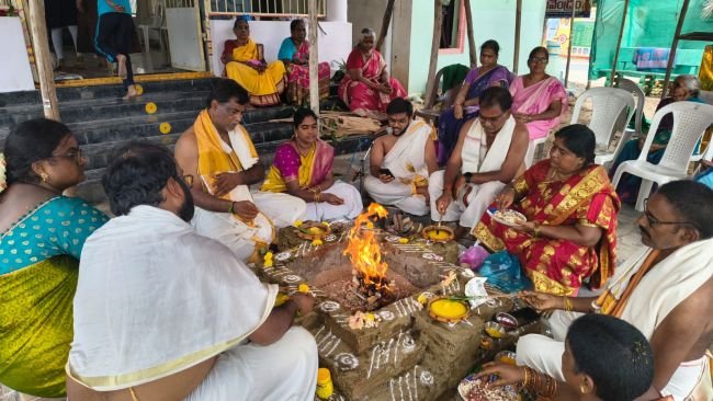 శ్రీ కంచి కామాక్షి ఆలయంలో ప్రత్యేక పూజలు