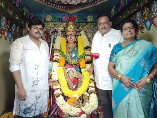 శ్రీ శ్రీ జగదాంబ అమ్మవారుకి పట్టు చీర  సమర్పించిన చాట్రాతి కుటుంబ సభ్యులు