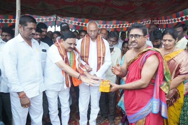తీరప్రాంత అభివృద్ధికి ప్రత్యేక ప్రణాళికలు                  --తోకతిప్ప వద్ద రూ.8 కోట్లతో అప్రోచ్ రోడ్ల నిర్మాణానికి శంకుస్థాపన చేసిన కేంద్రమంత్రి శ్రీనివాస వర్మ, ఎమ్మెల్యే పులపర్తి అంజిబాబు