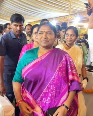 మంత్రి సీతక్కకు ఘన స్వాగతం