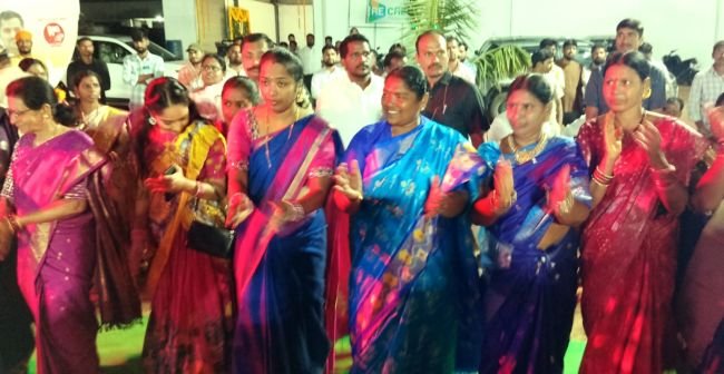 దేవరయాంజాల్‌లో ఘనంగా బతుకమ్మ సంబరాలు.. మహిళల ఆత్మగౌరవానికి ప్రతీక బతుకమ్మ: మంత్రి సీతక్క